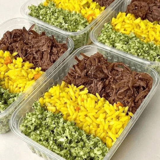Porciones de carne y arroz